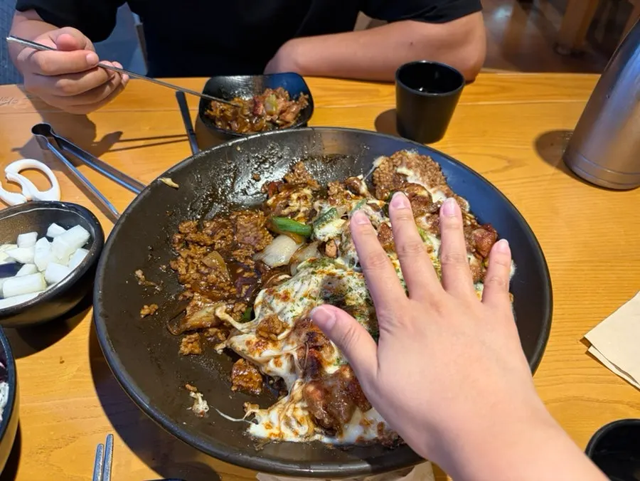 손과 비교해 크기를 보여주는 찜닭 팬
