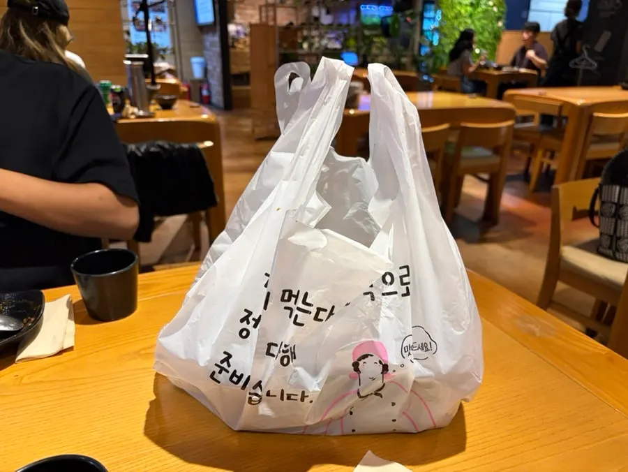남은 찜닭을 담은 포장 용기