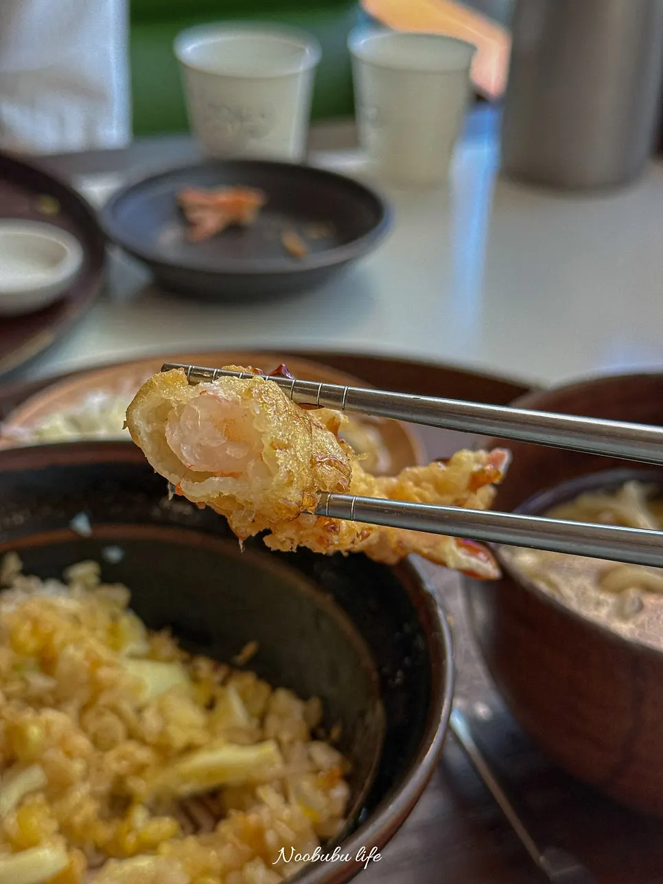 텐동세트와 덮밥이 함께 놓인 테이블