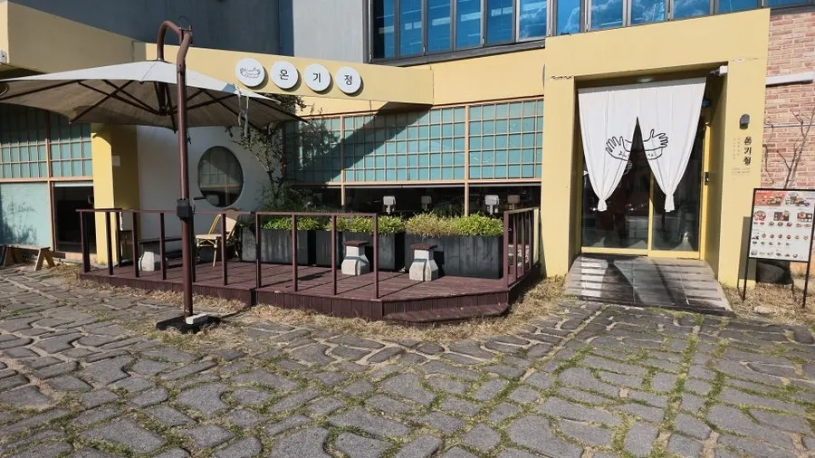 Building and entrance area of Ongijeong Suseong Lake Branch