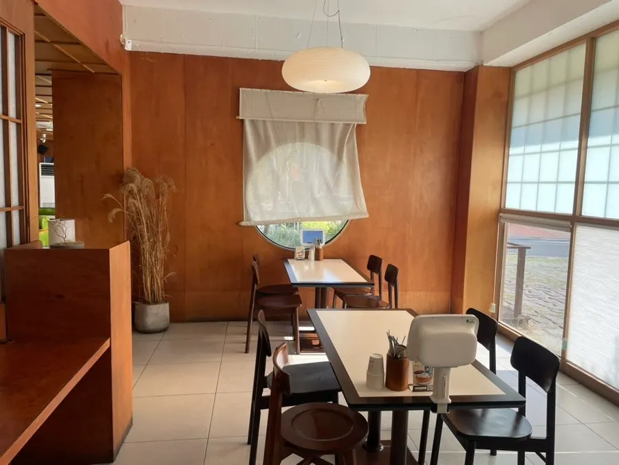 Sunny window seat at Ongijeong Suseong Lake Branch