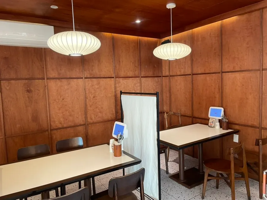 Spacious inner hall seating at Ongijeong Suseong Lake Branch
