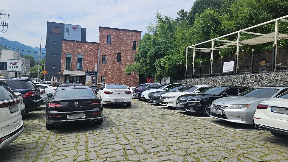 Outdoor waiting area and parking lot in front of the restaurant