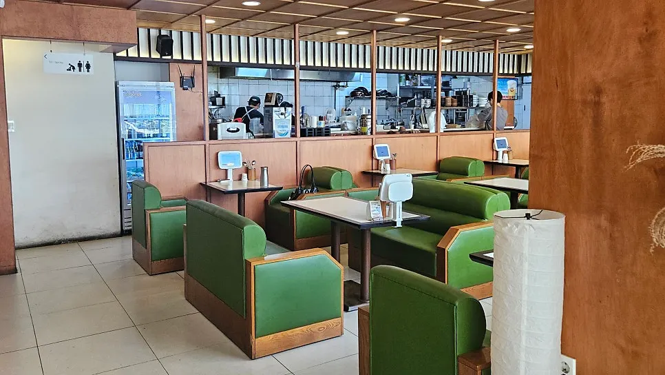 High-ceilinged main dining hall of Ongijeong Suseong Lake Branch