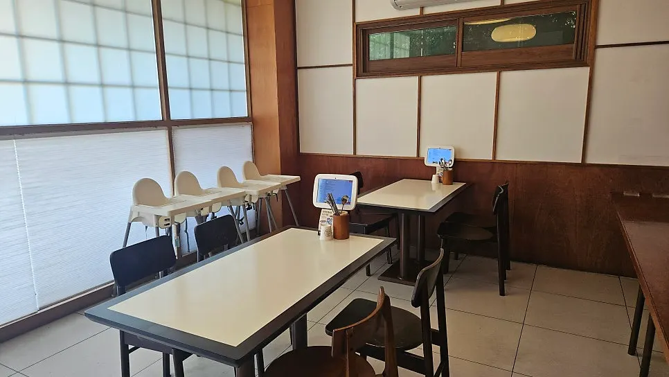Wide table suitable for group dining