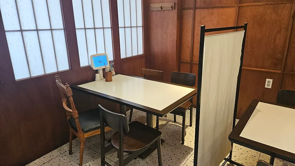 Seating in the inner hall of Ongijeong Suseong Lake Branch
