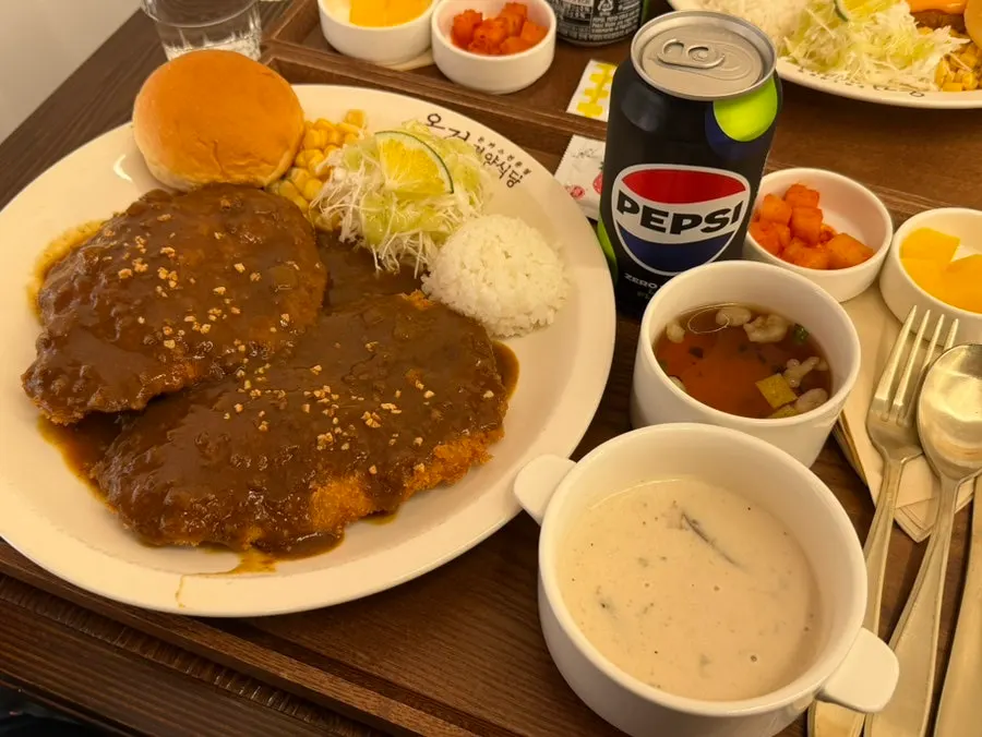 Full table setting of pork cutlets at Onjeong Gyeongyangsikdang Sanbon Academy District Branch