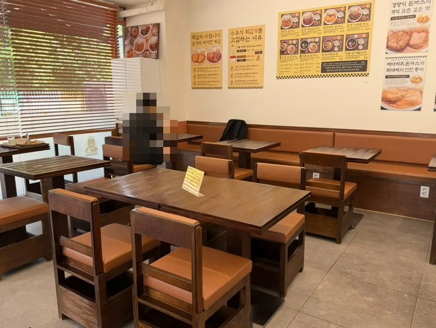 Seating inside Onjeong Gyeongyangsikdang