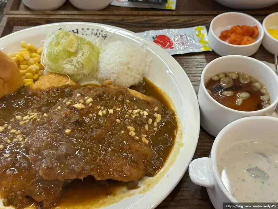 돈까스 2장과 밥, 양송이스프, 국, 샐러드, 빵 구성의 카레돈까스 한 상