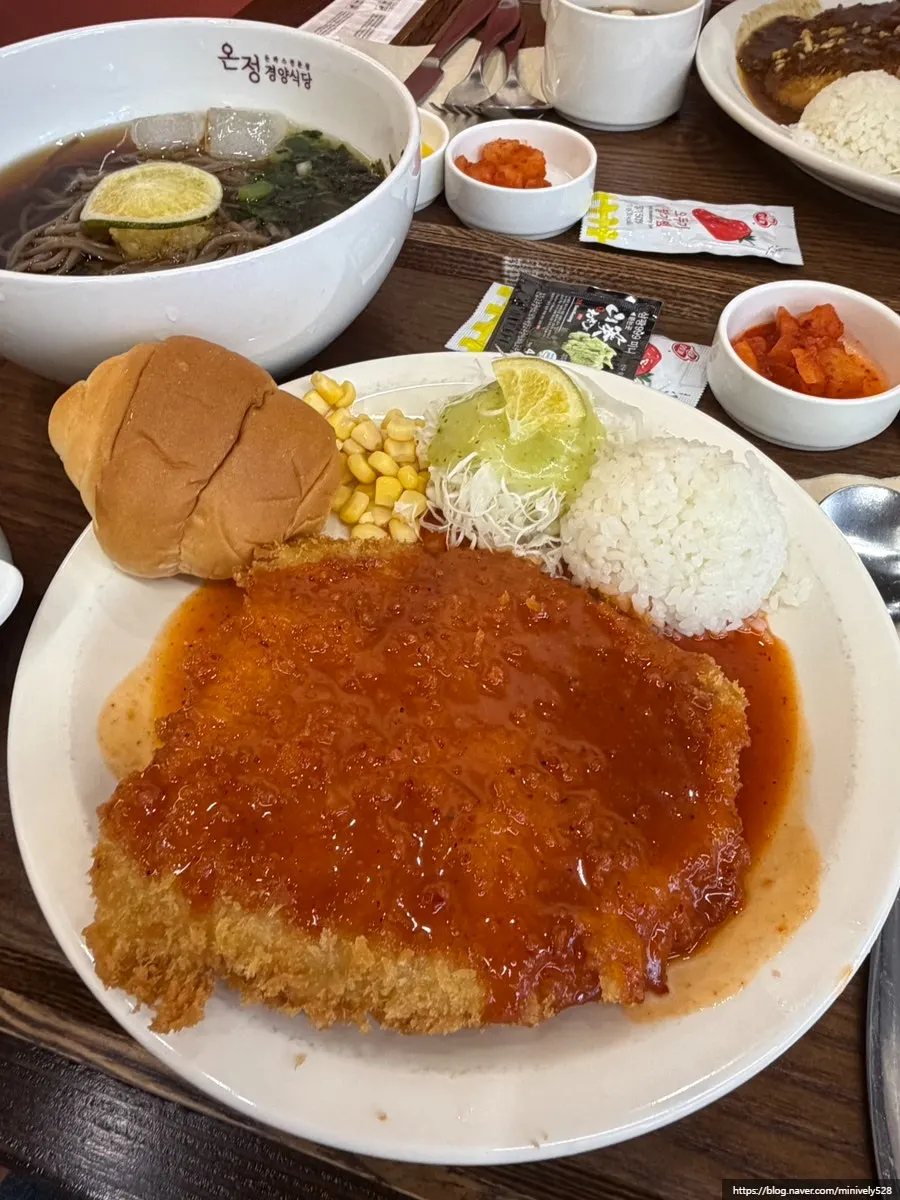 냉모밀과 매운돈까스 1장 세트 상차림