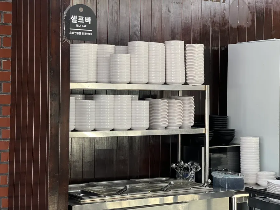콩나물 무침과 어묵볶음, 김치와 김 밑반찬 상차림
