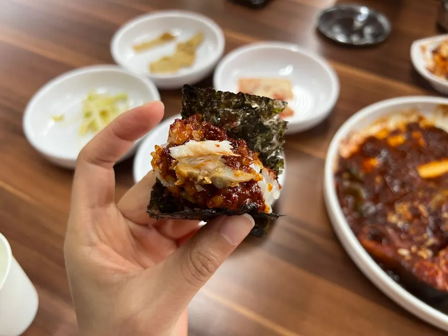 김에 밥과 생선살, 양념을 올린 한 입