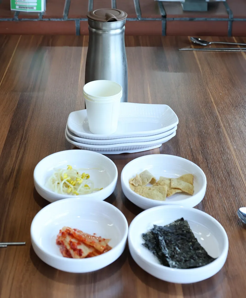 셀프바에서 리필 가능한 기본반찬 구성