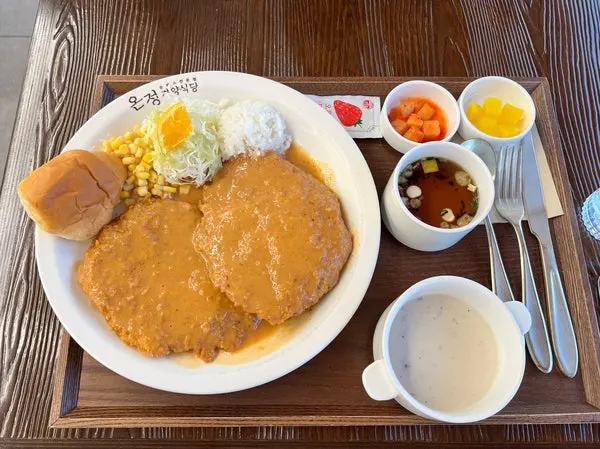 Full gyeongyangsik pork cutlet spread with soup and clear broth