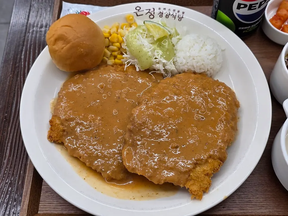 京洋式とんかつと付け合わせを並べた食卓