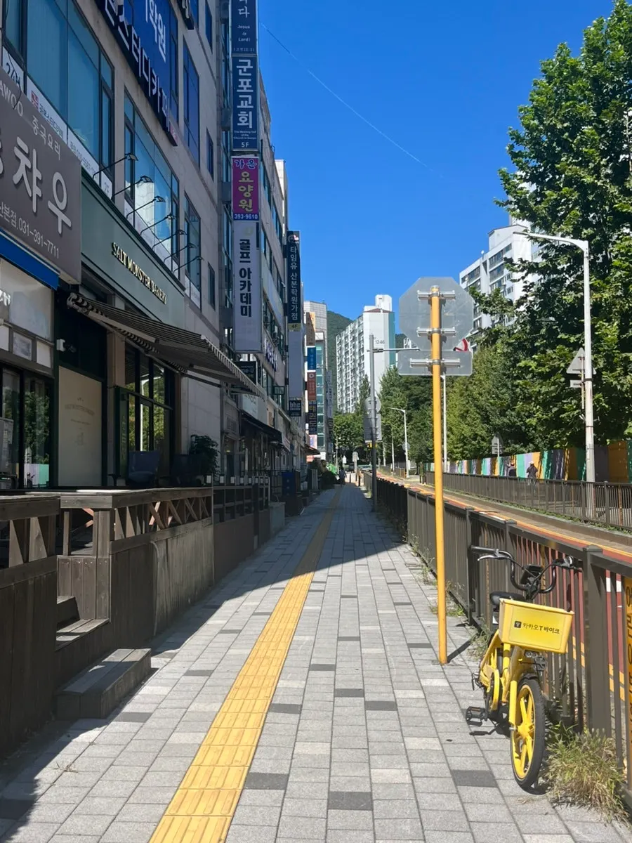 Exterior of Onjeong Gyeongyangsikdang Sanbon Academy District Branch in front of Gwangjeong Elementary