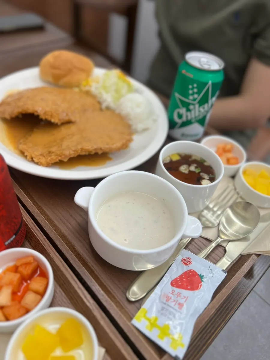 식전에 나온 경양식 수프 한 그릇