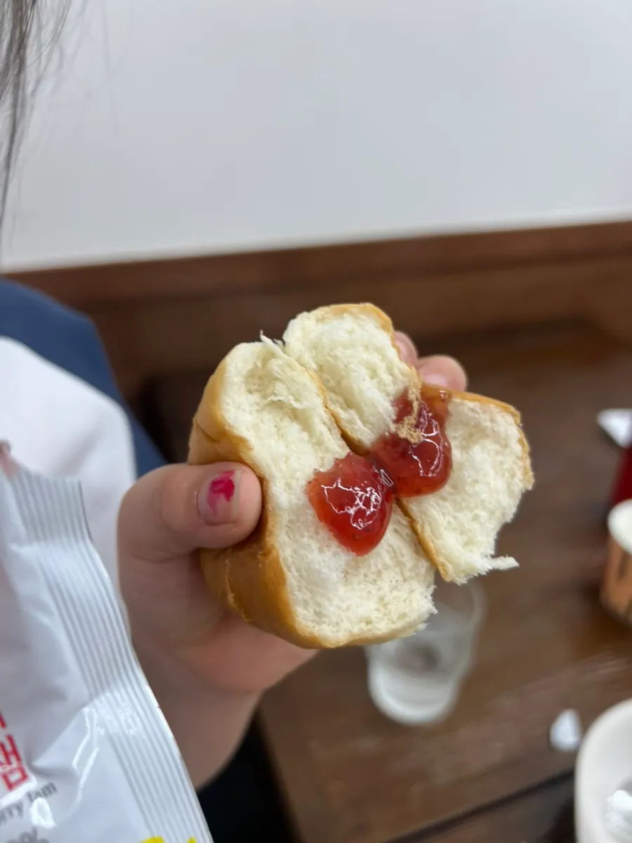 수프와 함께 나온 모닝빵