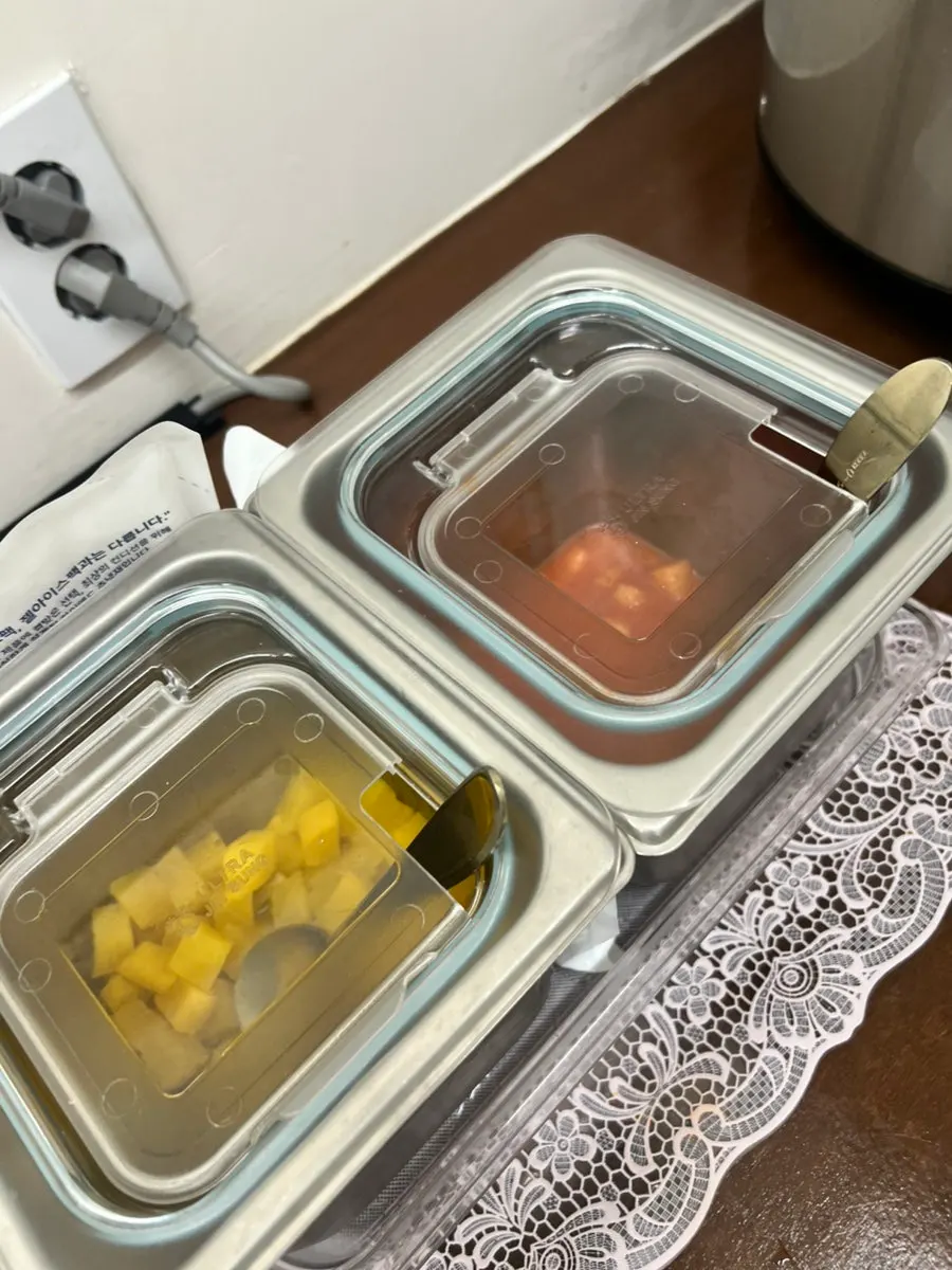 단무지와 깍두기 등 기본 반찬