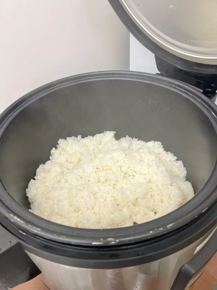 셀프바에서 담아 온 반찬 접시