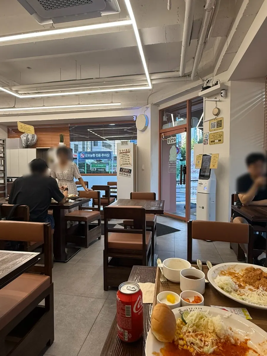 Table seating at Onjeong Gyeongyangsikdang Sanbon Academy District Branch