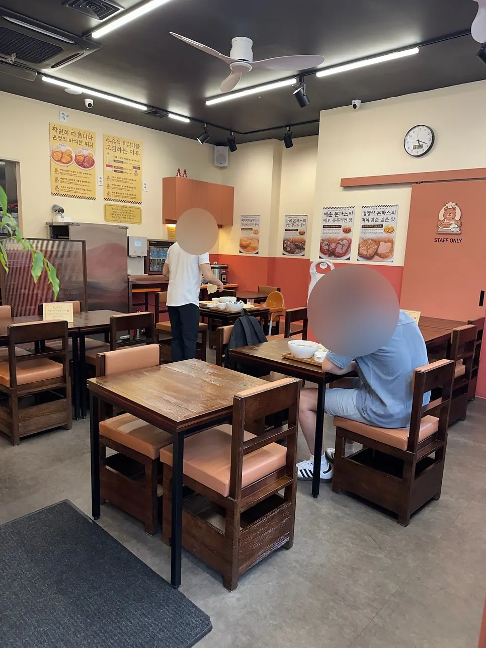 Bright, clean interior of Onjeong, Yongsan branch