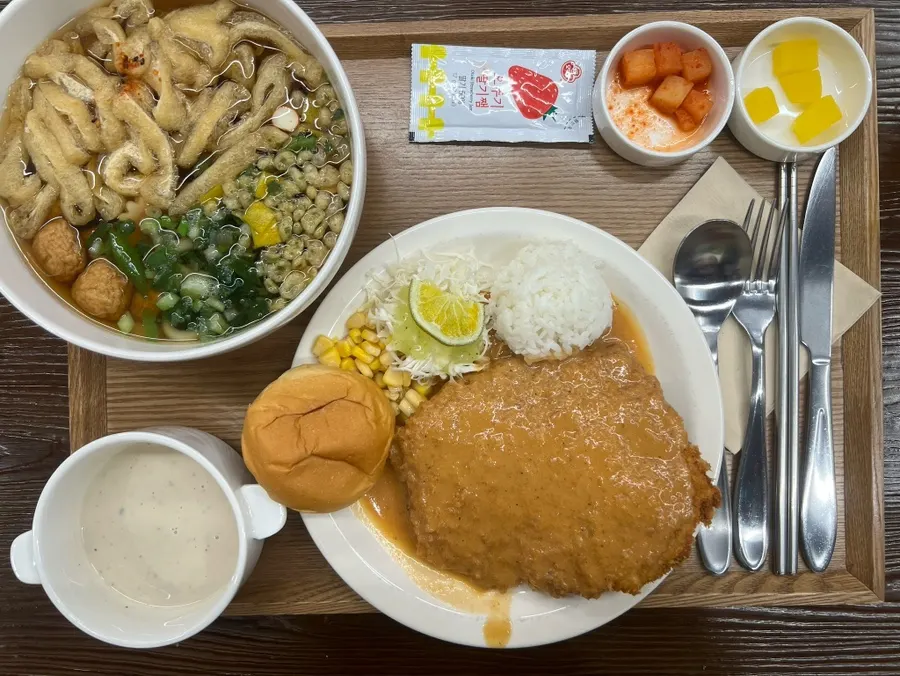 Udon and gyeongyang-sik donkatsu set table setting