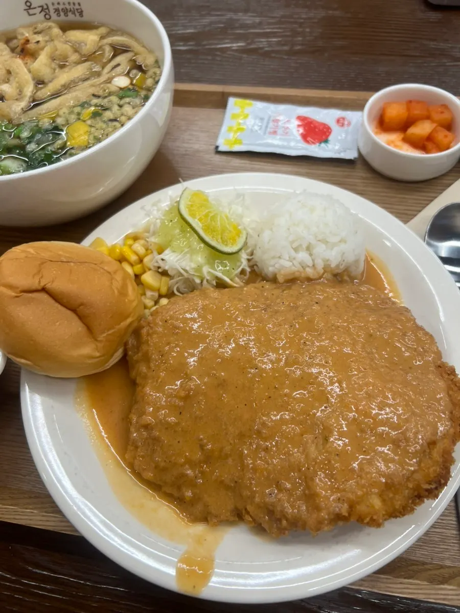Small gyeongyang-sik donkatsu with side dishes