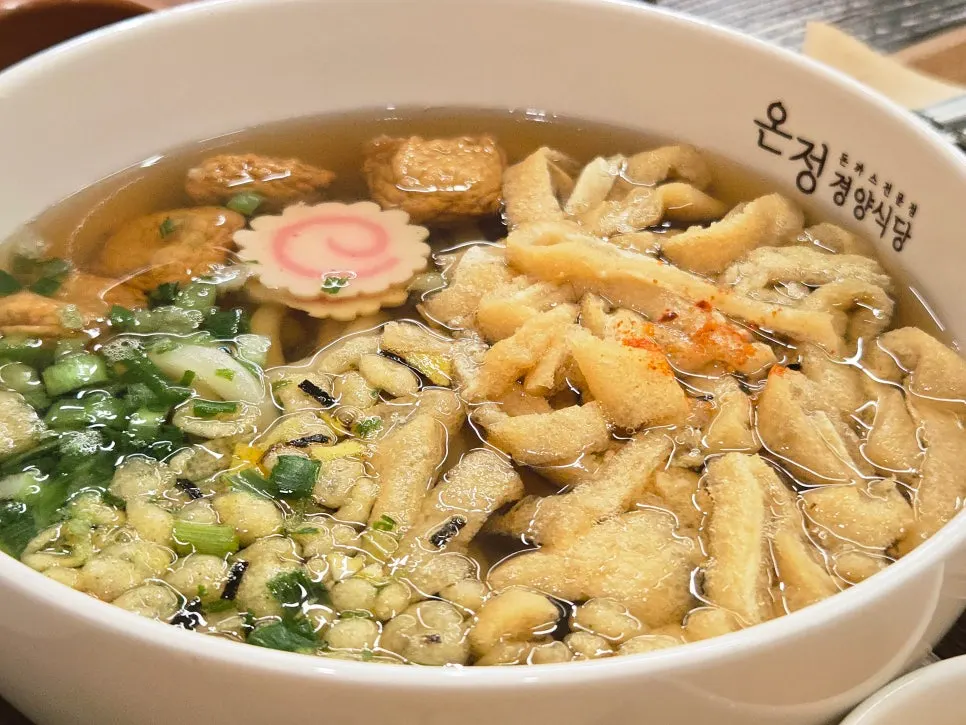 쫄깃한 면이 보이는 우동 한 그릇