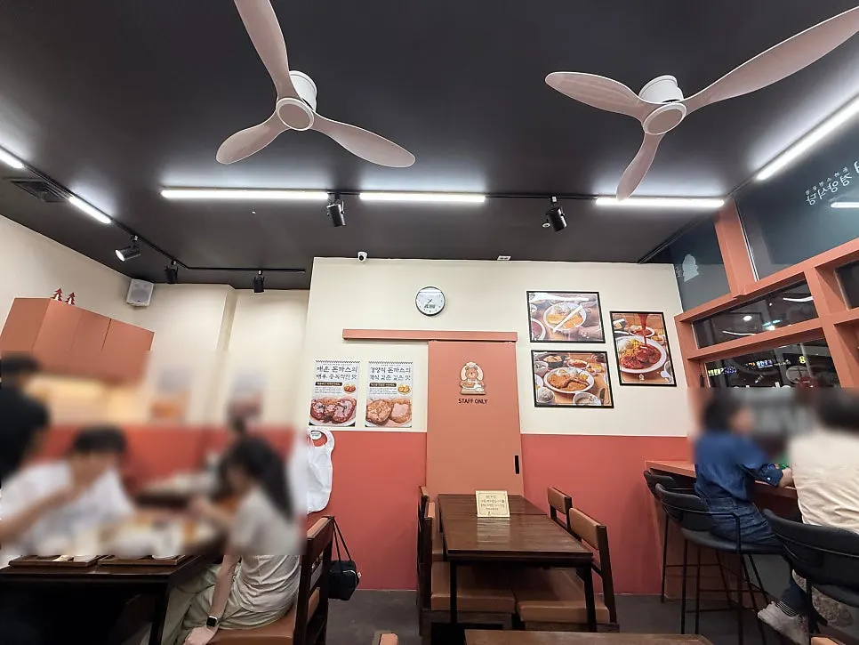 Cozy interior of Onjeong Gyeongyang Sikdang, Yongsan branch