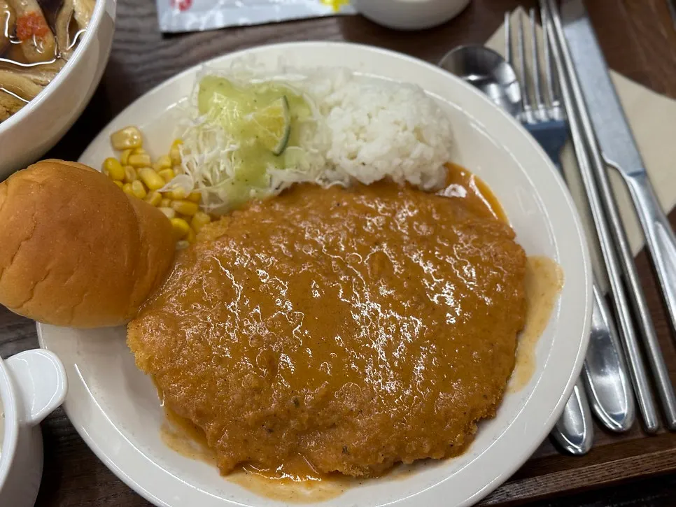 Classic pork cutlet topped with homemade sauce