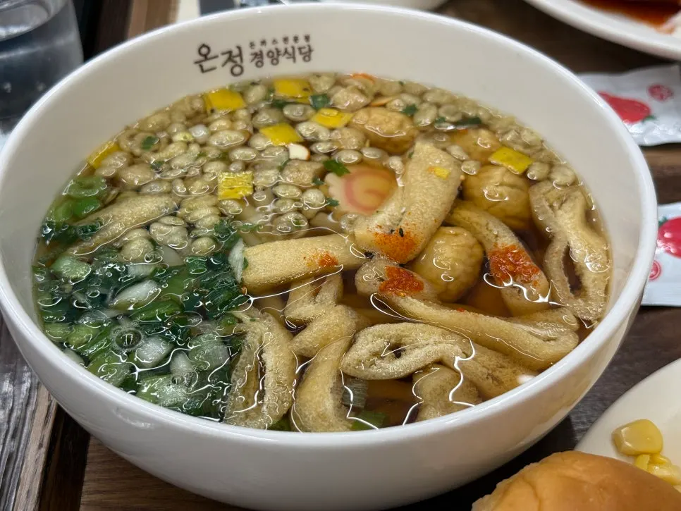 Set udon with fried tofu and fish cake