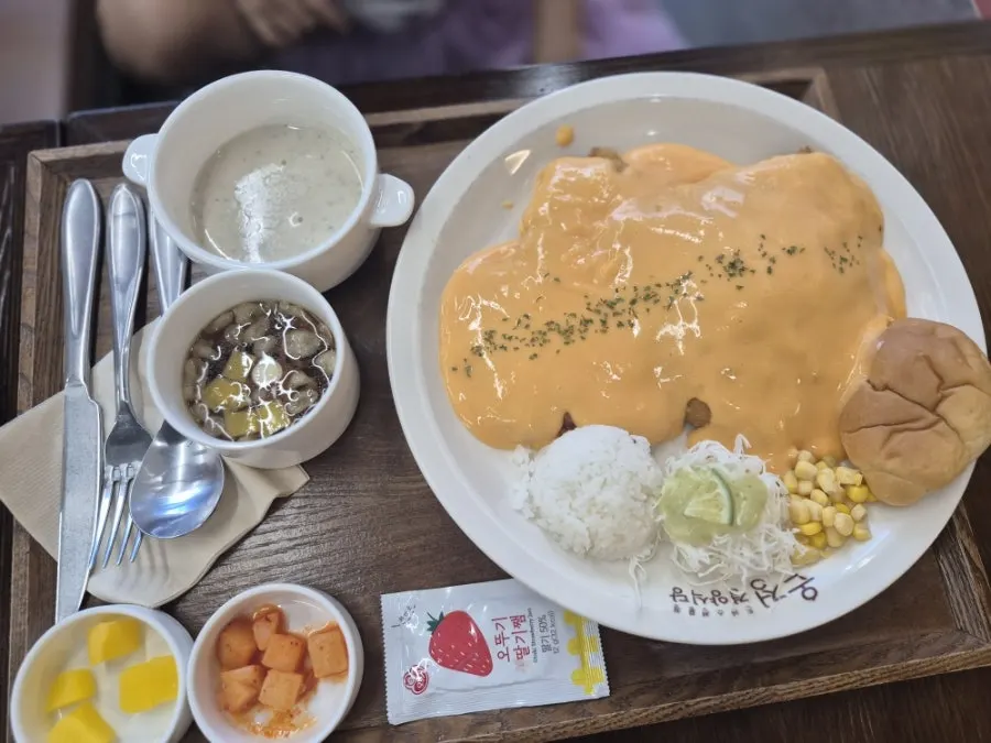 체다치즈 소스가 덮인 체다치즈 돈까스
