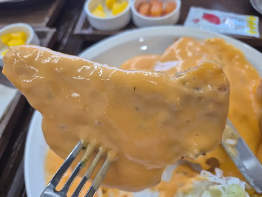 체다치즈 돈까스 한 접시 가로 컷