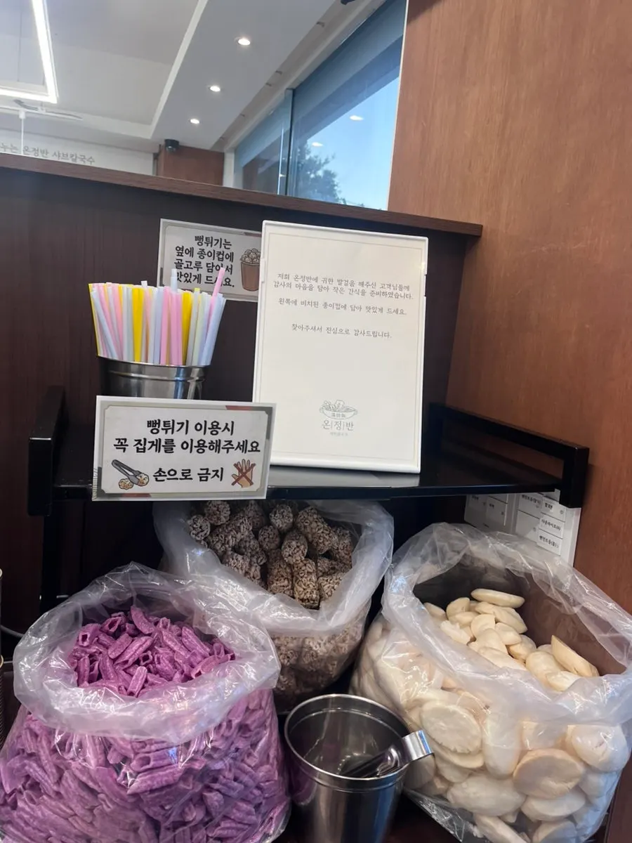 Self-serve bar with post-meal desserts ready