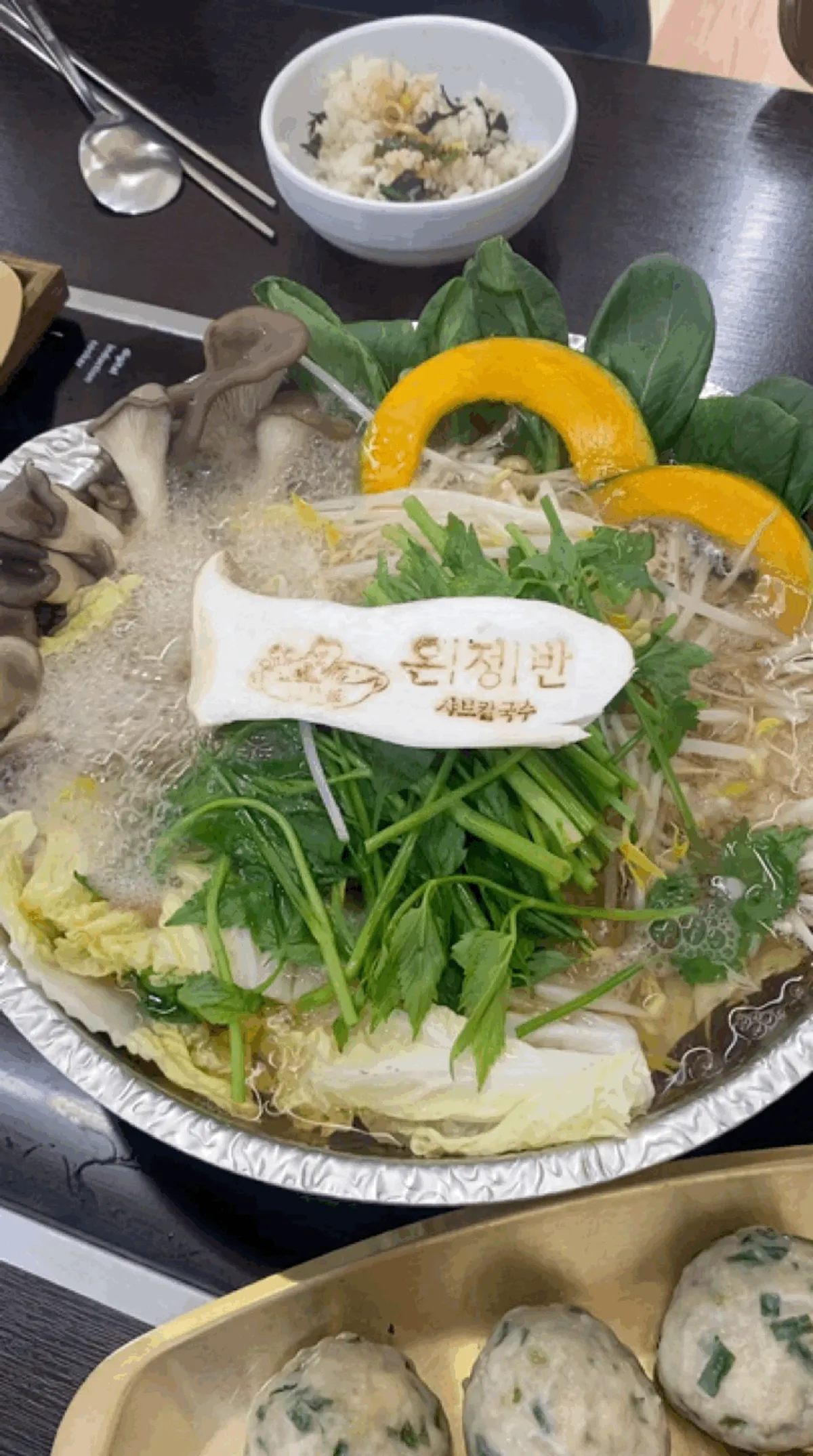 Main photo of the shabu-shabu spread at Onjeongban in Byeollae