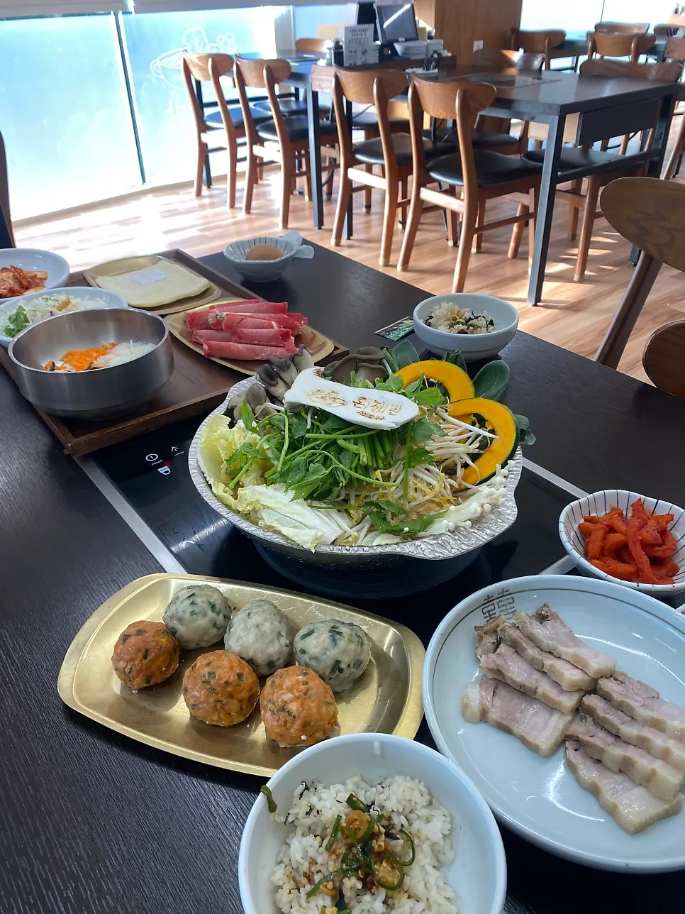 얇게 썰어 나온 샤브샤브용 소고기