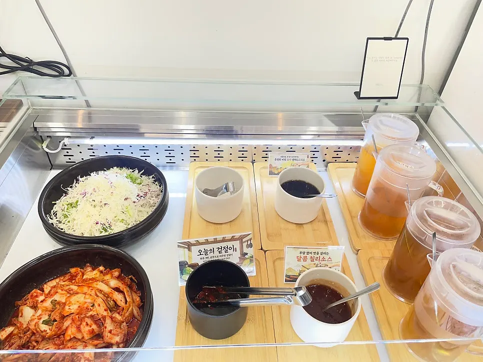 양념장과 참기름이 놓인 셀프바
