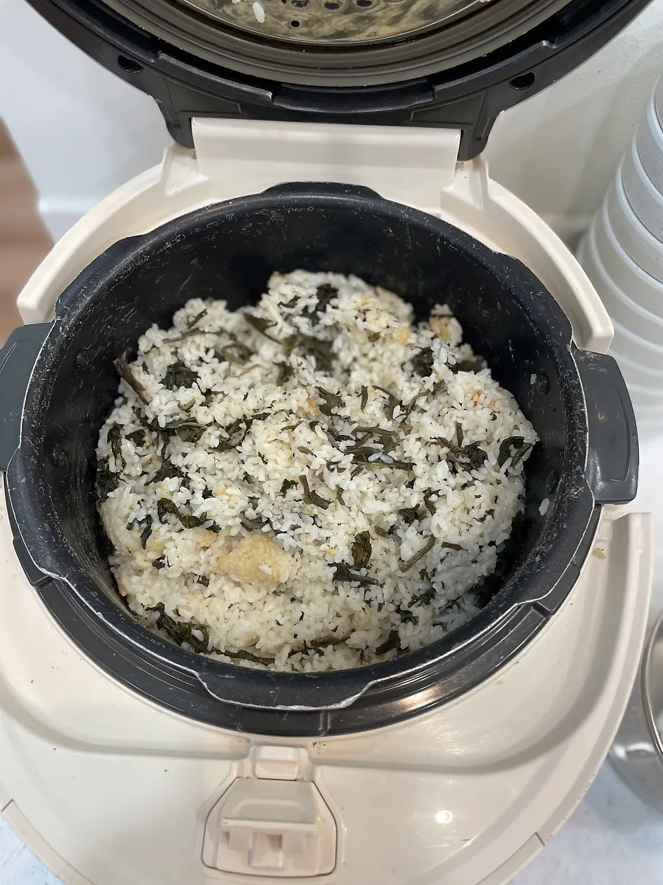 곤드레밥과 반찬을 담은 접시