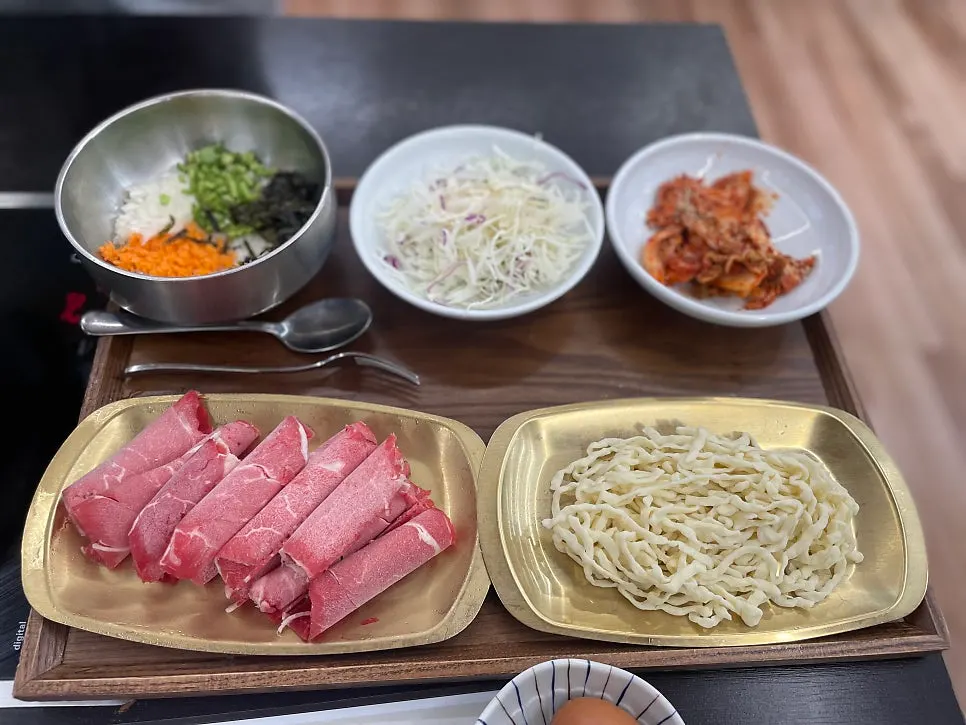 끓는 육수에 샤브 소고기 익히는 모습