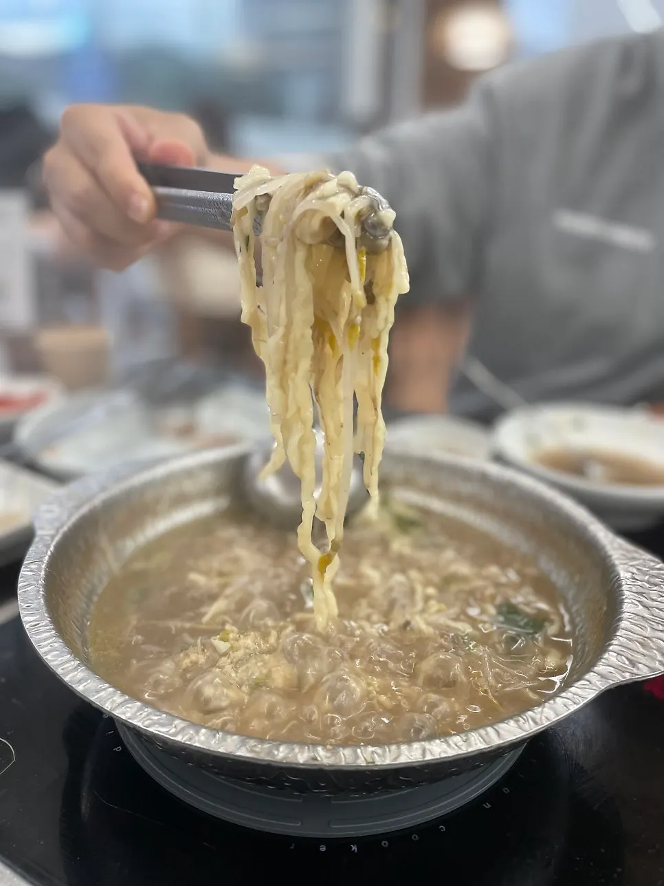 진해진 육수에 넣은 칼국수면