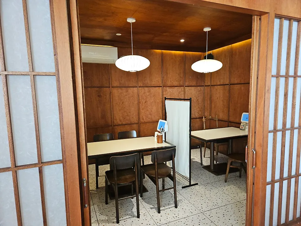 온기정 수성못점 소파좌석과 테이블