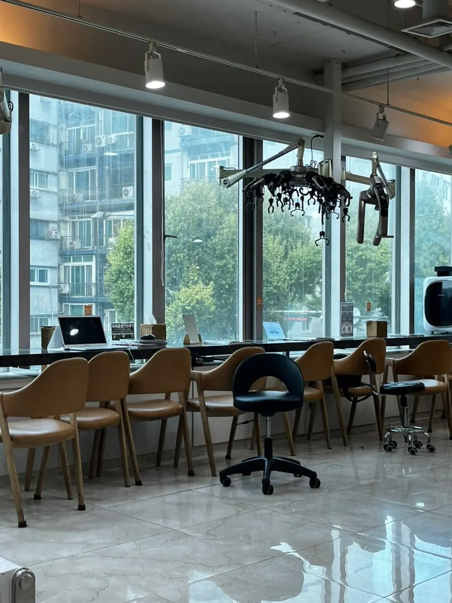 Quiet salon seating during weekday lunch hour