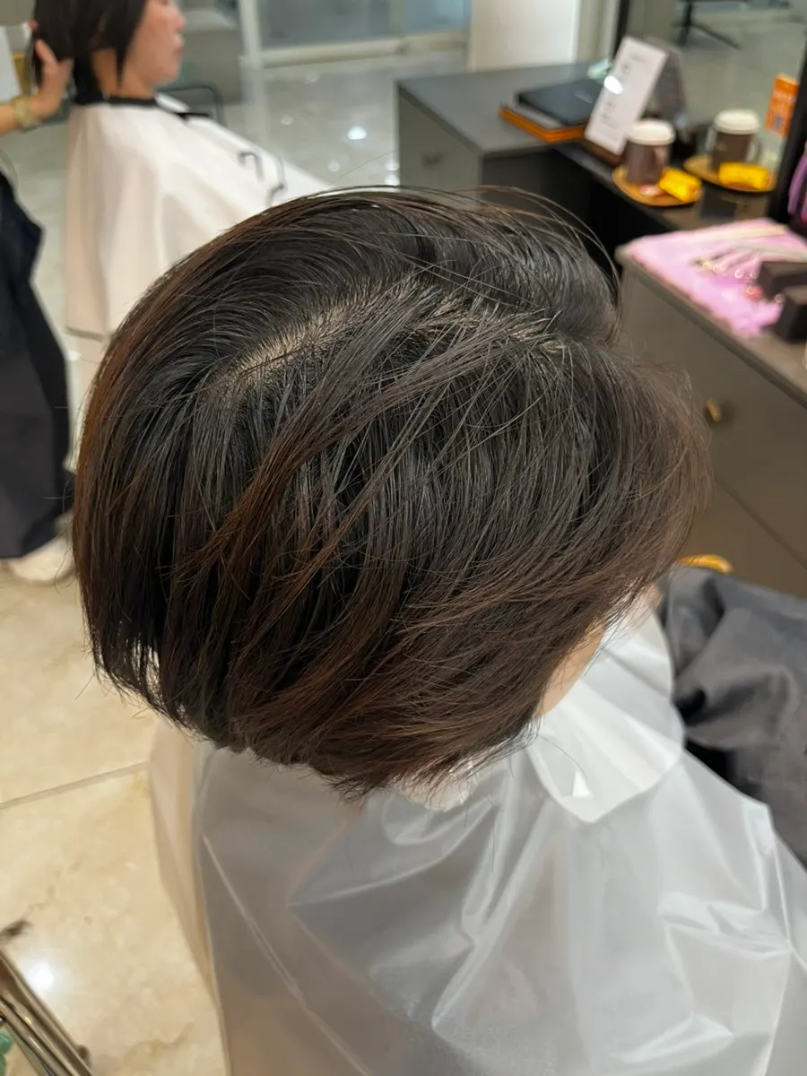 Checking the short-cut hair condition before dyeing