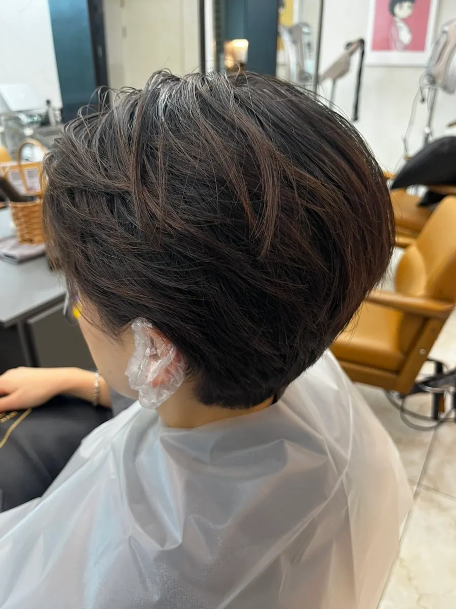 Back view of the short cut during the dyeing process