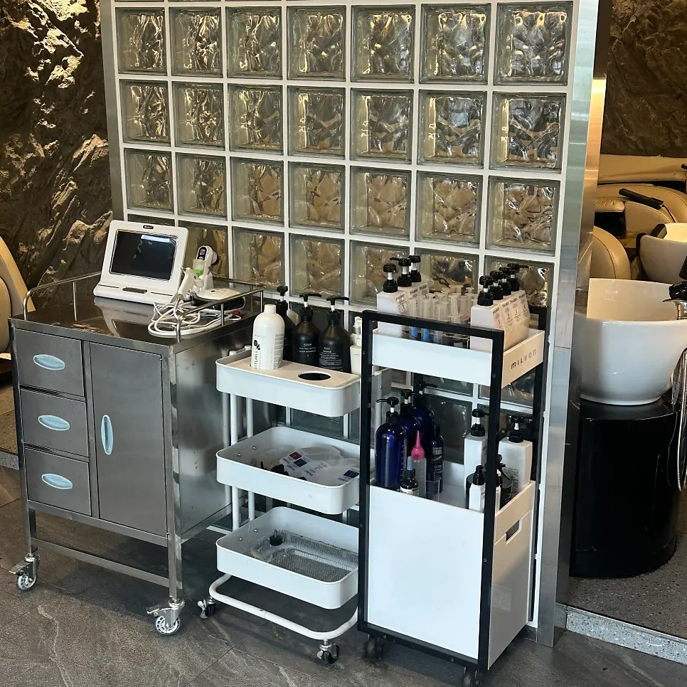 미용실 거울과 좌석 전경