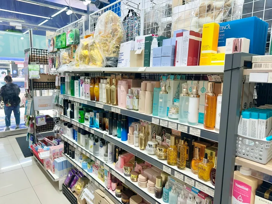 Kệ bày dầu gội và đồ dùng phòng tắm