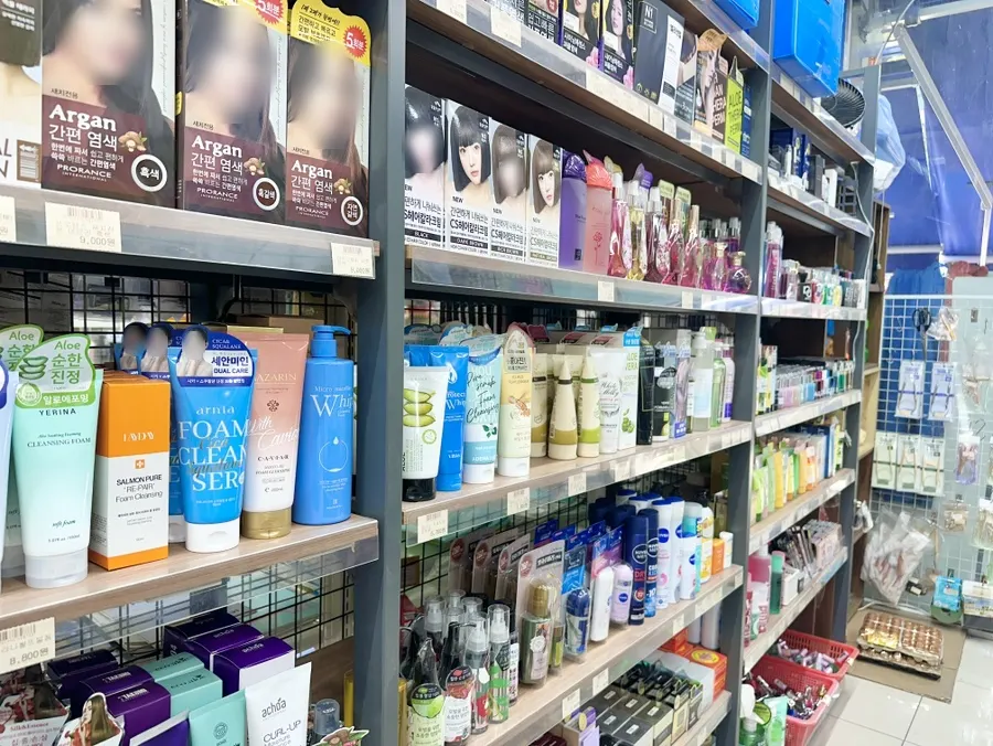 Góc bán mỹ phẩm skincare và trang điểm giảm giá