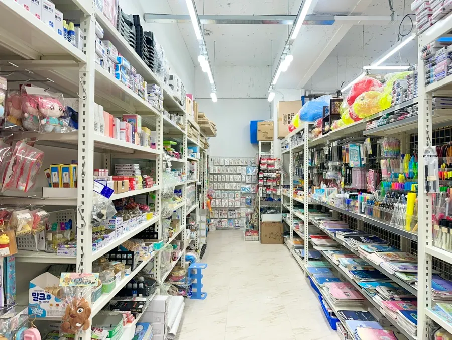 Khu văn phòng phẩm phía trong tầng 1