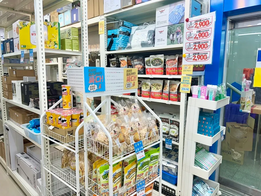 Kệ hàng tầng 2 có gắn bảng giá mua chung